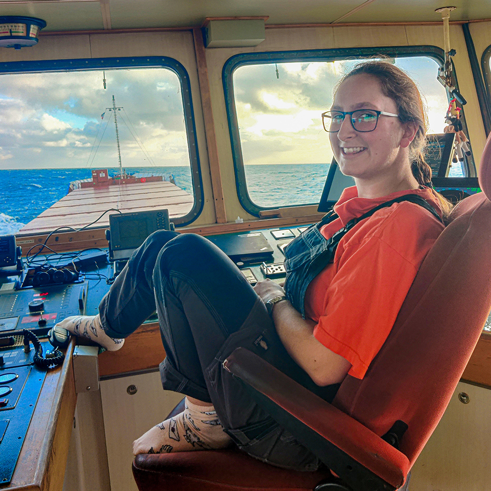 Dana Leathley sitzt auf der Brücke eine kleinen Containerschiffs