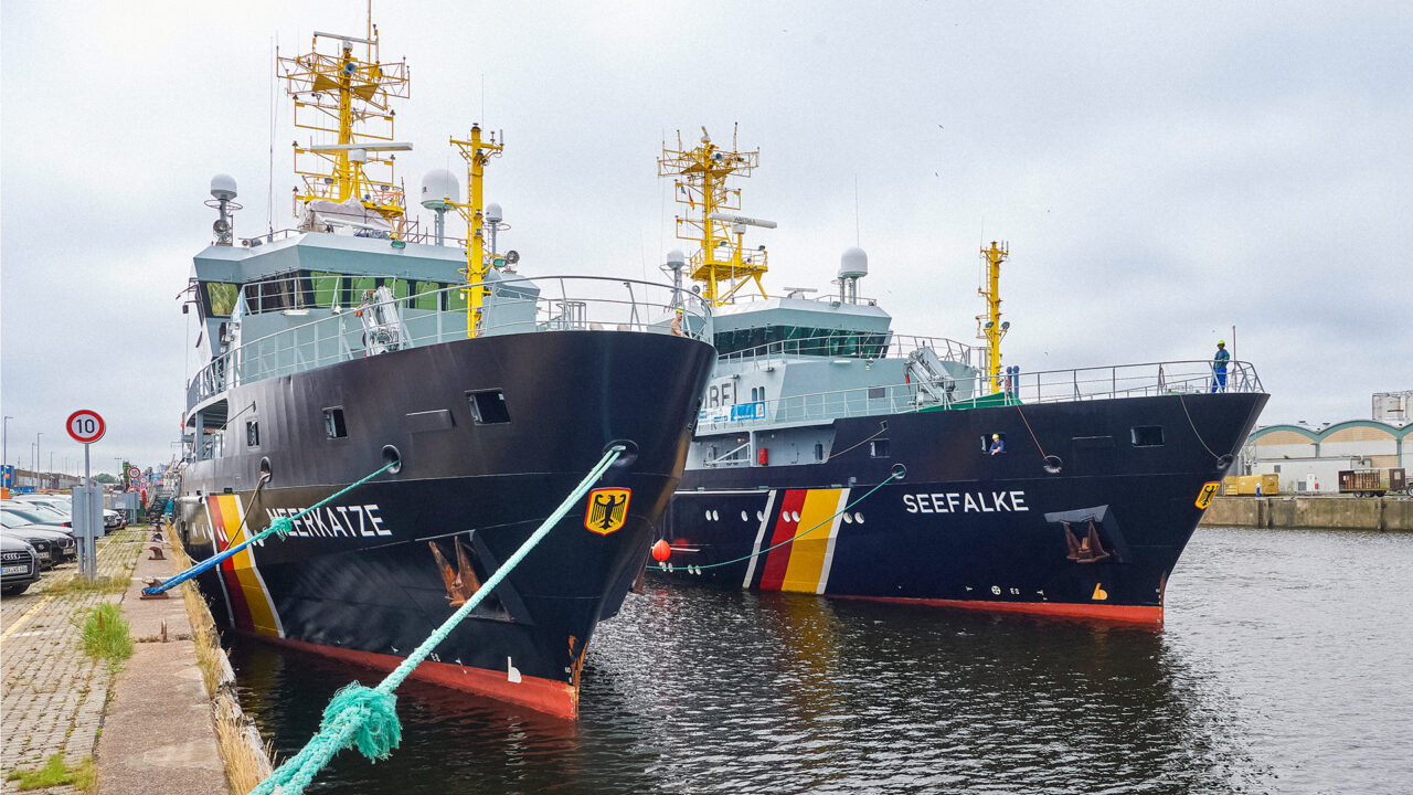 Die Fischereischutzboote "Meerkatze" und "Seefalke" liegen nebeneinander an der Pier.